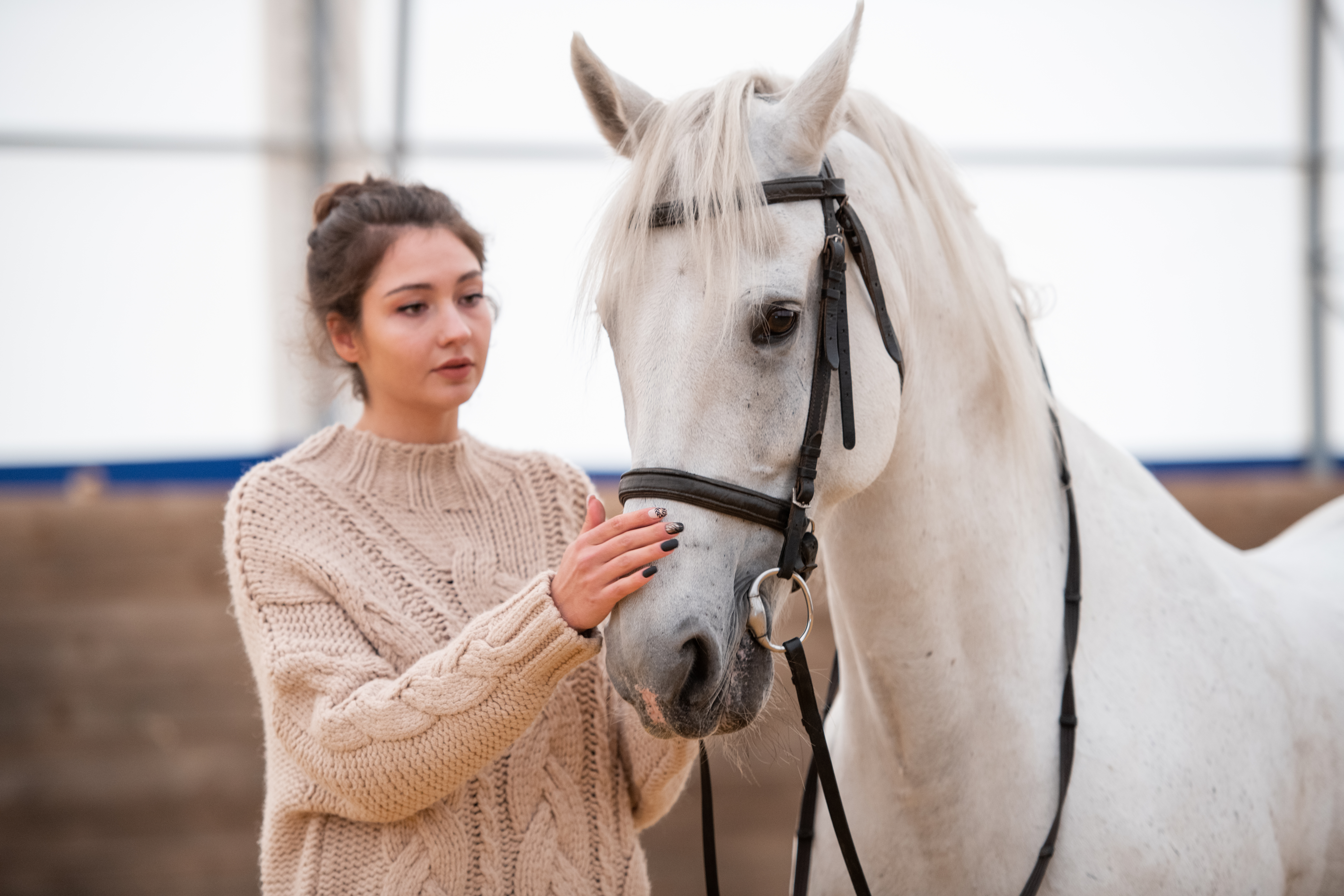 Femme en connexion avec un cheval lors d’une formation de cohérence cardiaque et équicoaching.