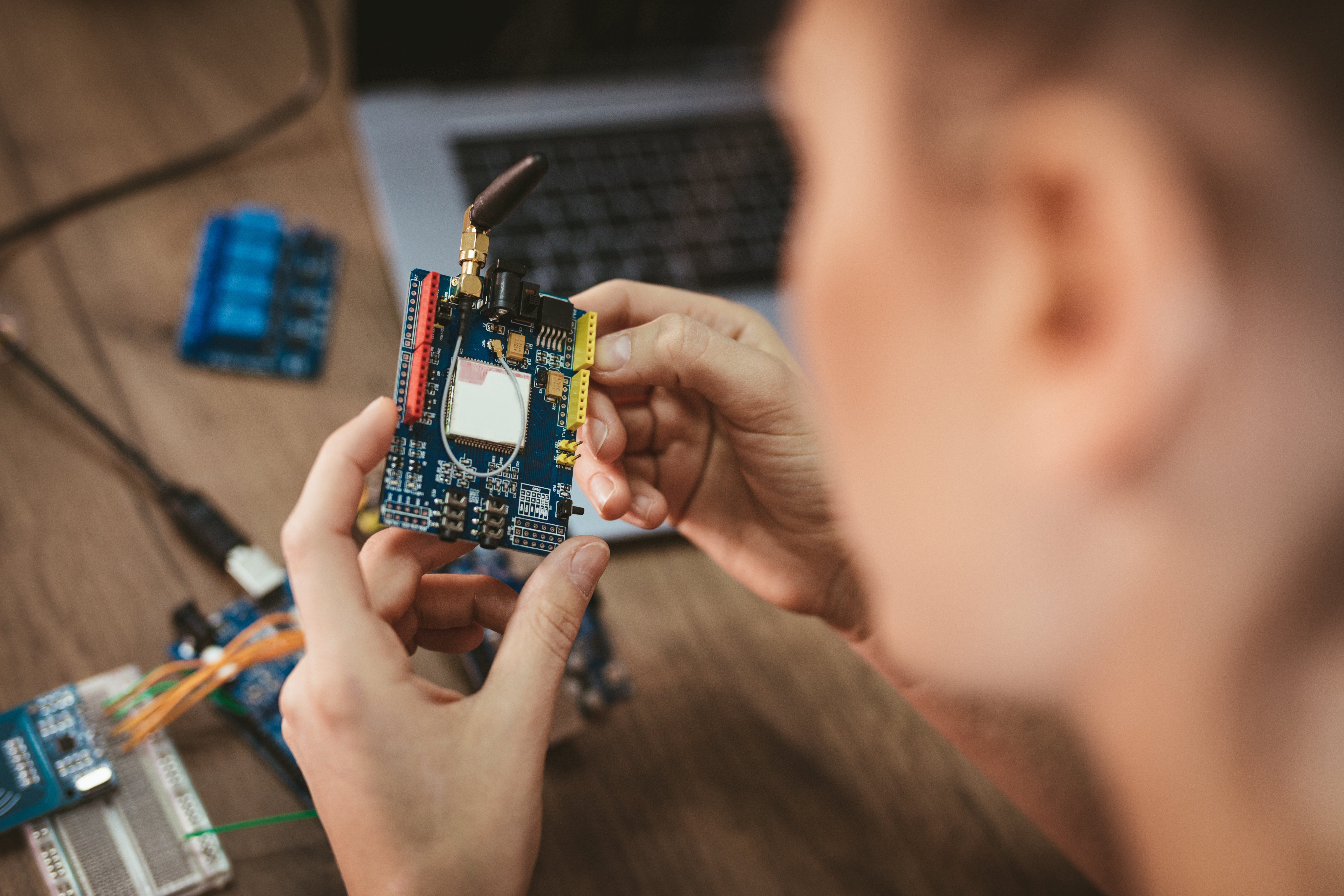 Gros plan sur une carte STM32 tenue en main lors d’une formation en programmation embarquée.
