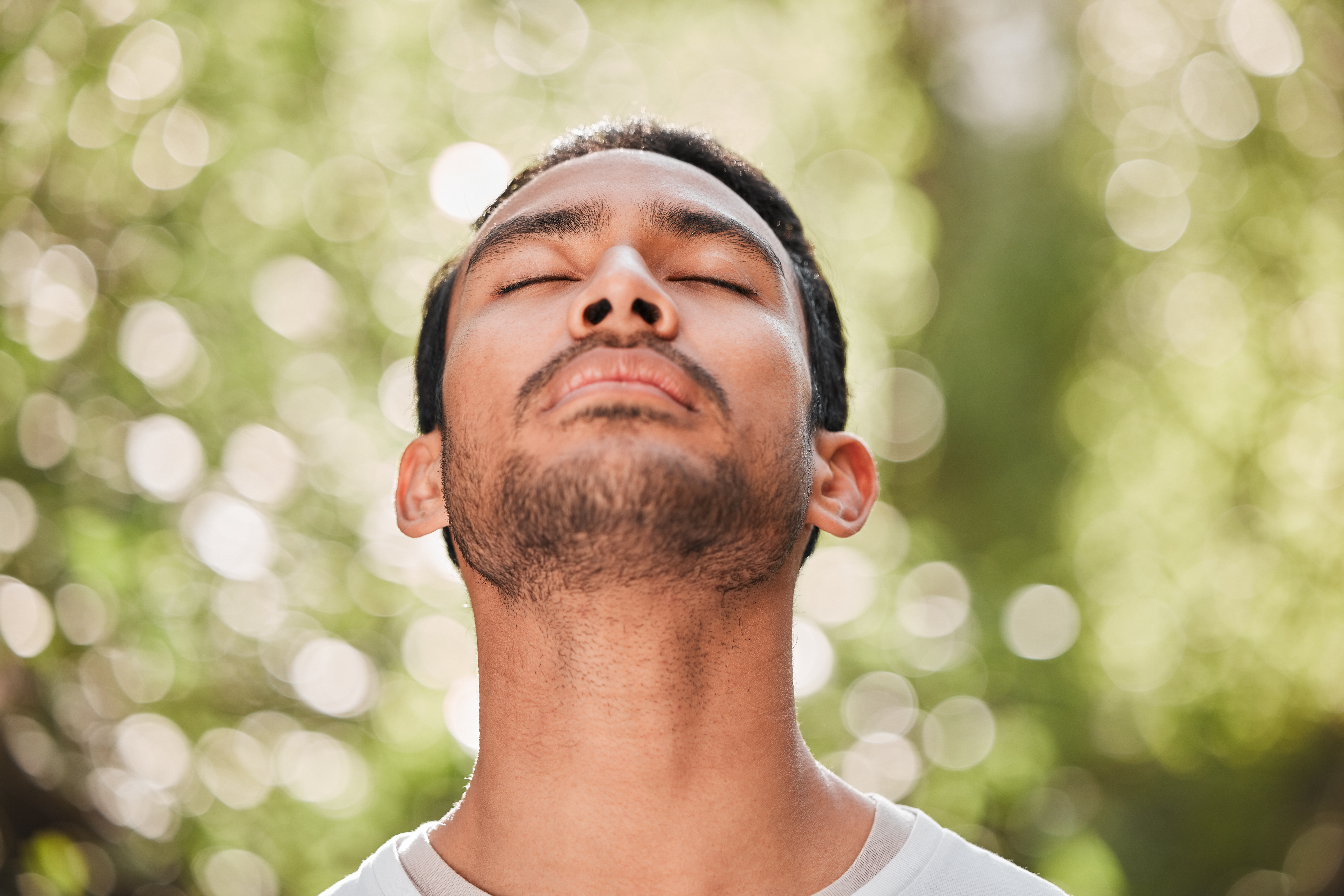 Homme respirant profondément en pleine nature pendant une formation d’initiation à la cohérence cardiaque.