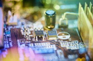 Gros plan sur un microcontrôleur et circuits imprimés utilisé en formation STM32 et électronique embarquée.