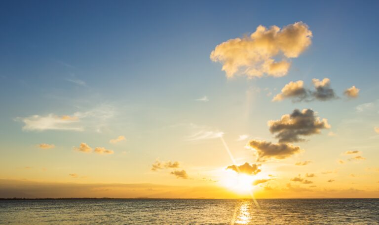 Paysage de lever de soleil sur la mer évoquant la nature et la légèreté