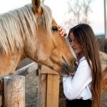 Femme en connexion avec un cheval lors d’une formation de cohérence cardiaque et équicoaching.